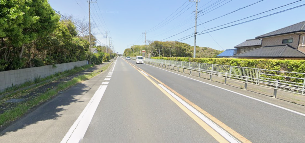 グランピング場付近の道路（遠くから）