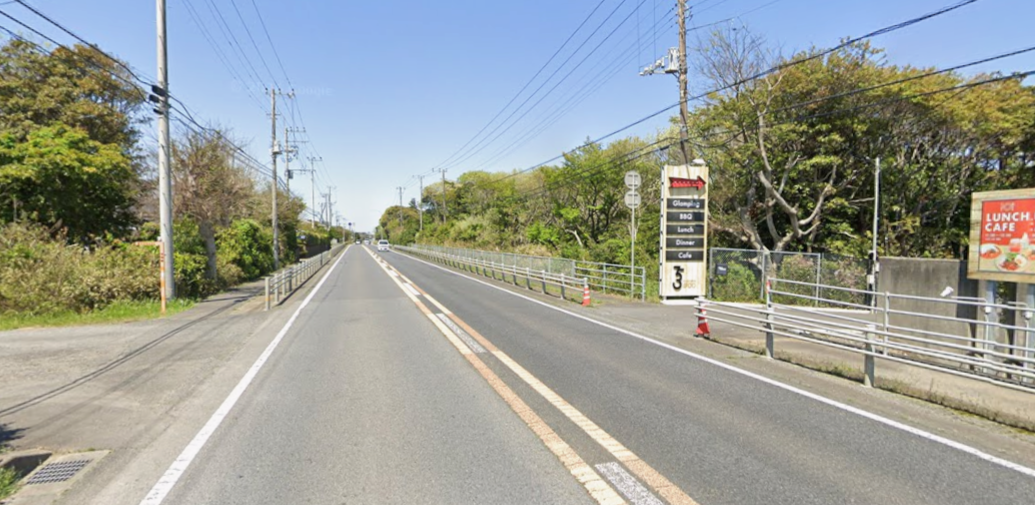 グランピング場付近の道路（近くから）